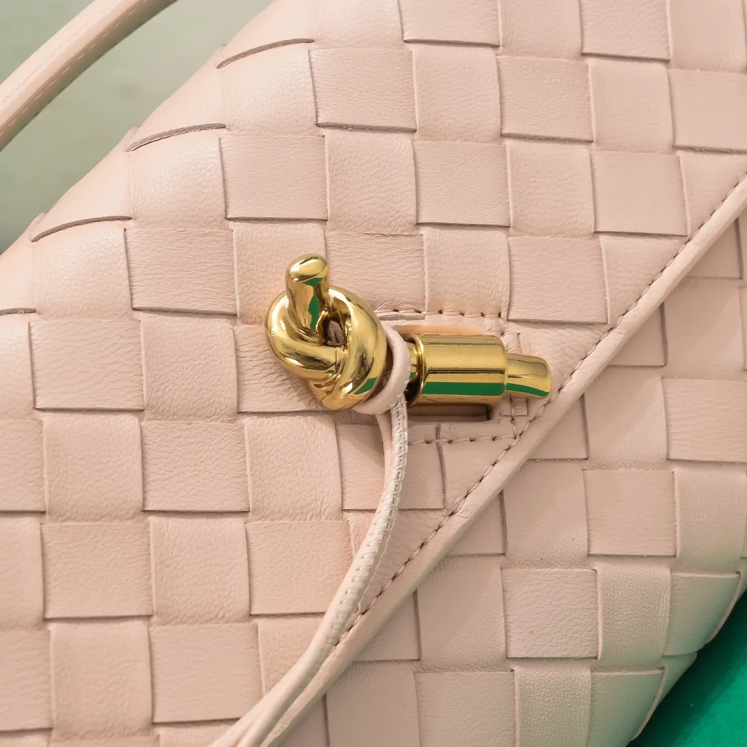 The batch of 1360 BV Andiamo evening handbags has been heavily planted again~ The designer aesthetics in the era of economic downturn are back. I fall in love with it at first sight and can't put it down. It's so beautiful and full of aura. The shape and texture are very competitive. It's light in weight and has sufficient capacity. It's a must-have for fashionistas. It's suitable for many occasions, minimalist, high-end and light luxury. Model No.: 741511 Size: 31*13*3cm